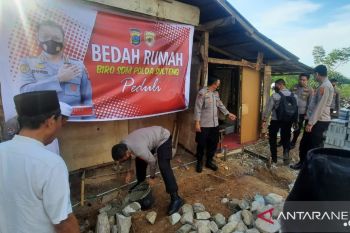 Polda Sulteng  sulap bekas kandang kambing jadi rumah layak huni