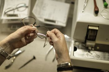 Tips memilih kacamata berdasarkan bentuk wajah