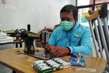 Kemensos latih penyandang disabilitas menjahit dan tata boga