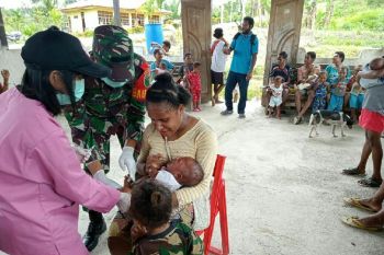 TNI  bantu Puskesmas berikan layanan kesehatan warga Yuweinda Keerom