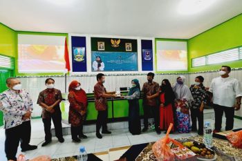 ACR beri beasiswa ke empat ke siswi SMAN 2 Mejayan
