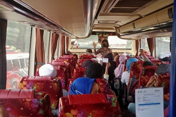 Polisi periksa kelengkapan kendaraan dan kartu vaksin di lintas Sumatera