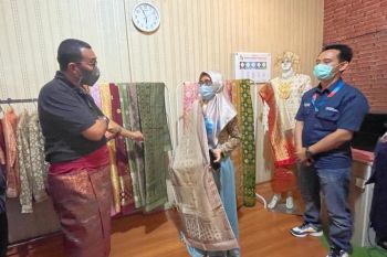 Kementerian BUMN bagikan alat tenun songket ke UMKM Ogan Ilir Sumsel
