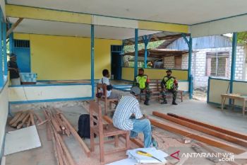 Aparat TNI di Biak mendata warga kampung Woniki yang belum vaksinasi
