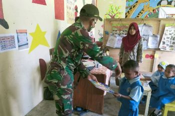 Satgas TNI Yonif 131 bagikan alat sekolah siswa PAUD di perbatasan