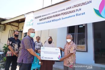 Peduli pensiunan, PLN UIW Sumbar persembahkan 400 juta untuk bedah rumah