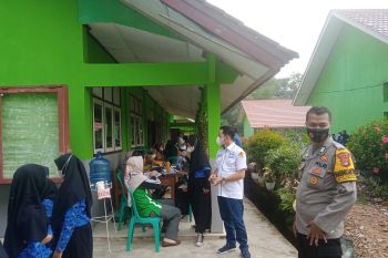Pelajar SMP N 2 Sri Gading ikut vaksinasi COVID-19 dari Apindo Lampung dan OJK