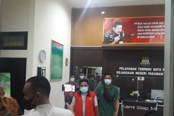 Lima mantan legislator Pasbar jadi tersangka perjalanan dinas fiktif, 3 langsung ditahan (Video)