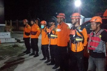 Basarnas kerahkan tim evakuasi belasan remaja terjebak di sungai