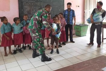 Satgas TNI Yonif 512 bagikan tas sekolah anak perbatasan RI-PNG