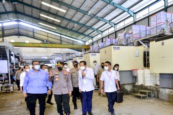 Bagikan Ribuan Sembako, Kapolri Titip Pesan Buruh Tetap Jaga Prokes