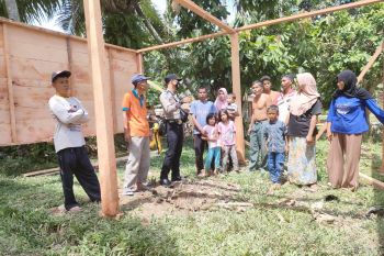 Bripka Aptrionaldo inisiasi pembangunan rumah layak bagi warga miskin di Lengayang