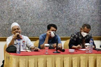 Sekda dan Dispora Sulsel semangati atlet Peparnas di Papua