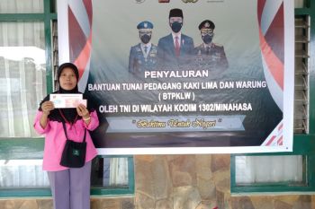 Dandim 1302 Minahasa salurkan bantuan Presiden bagi pedagang kaki lima