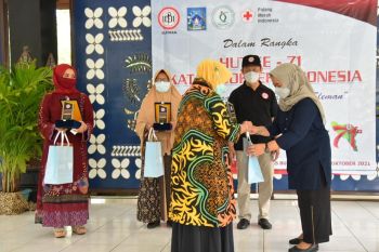 IDI Sleman memberikan tali asih keluarga dokter gugur karena COVID-19
