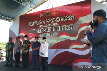 Gubernur Mahyeldi optimis vaksinasi Sumdarsin lebihi target