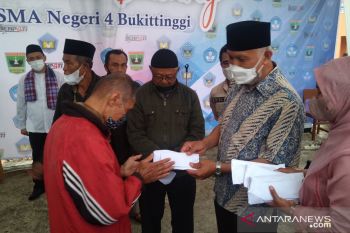 Diserahkan Gubernur, pedagang korban kebakaran Pasar Bawah Bukittinggi terima bantuan dari MDNG