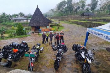 Komunitas sepeda motor M8 Nusantara "touring" jelajah Indonesia