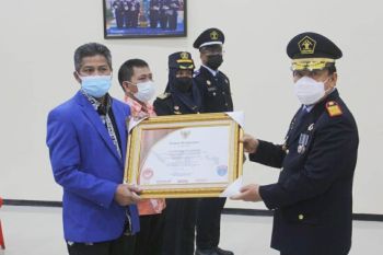 Kakanwil Kemenkumham Sulsel serahkan penghargaan Menkumham kepada Poltekkes dan KKP Makassar