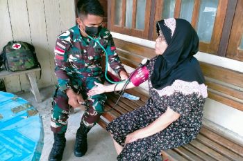 Satgas TNI Yonif 512 berikan pengobatan gratis warga di perbatasan RI-PNG