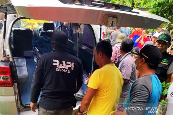 Petugas evakuasi jasad anak terseret arus sungai di PPU