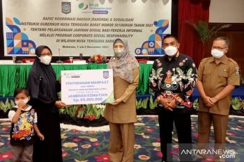 BPJAMSOSTEK NTB menyerahkan santunan kecelakaan kerja Rp380 juta