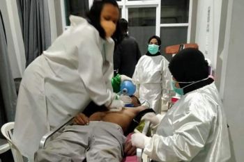 Delapan pekerja tiang jaringan telepon  seluler kesetrum, satu orang tewas