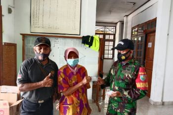TNI dampingi vaksinasi Polres Keerom untuk warga kampung Intaimelyan Arso