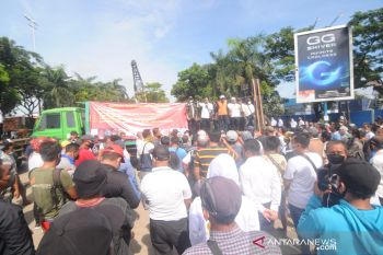 Ratusan sopir truk di Kalsel  gelar aksi protes pelangsir BBM