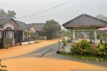 Air campur lumpur masuk rumah warga di Tanjungpinang