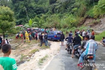 Jalan lintas Padang-Kerinci tertimbun longsor di Solok Selatan