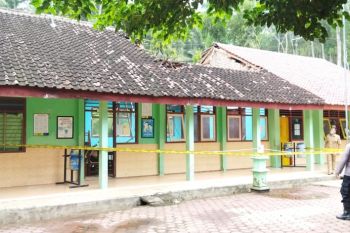 Ruang kelas SDN Dongko Trenggalek ambruk saat hujan deras