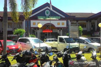 Rumah sakit bukan tempat balas budi politik, ujar Direktur RSUD M. Zen Pessel