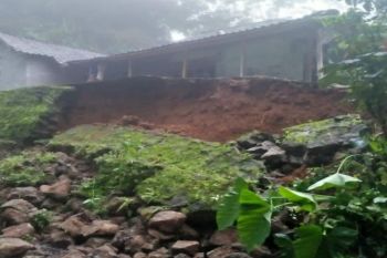 BPBD Gunung Kidul mengimbau masyarakat waspadai potensi tanah longsor