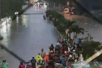 Aksen Bandung-Cimahi dilanda banjir sebabkan kemacetan