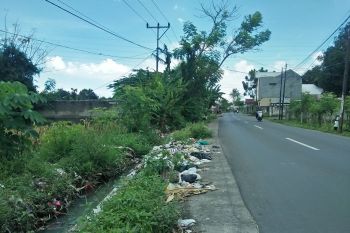 Tumpukkan sampah penuhi jalan Dasan Utama Sesela