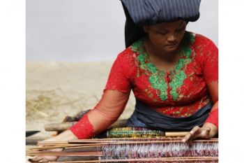 Tobatenun lestarikan ulos dengan metode berkelanjutan