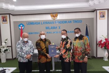 LLDIKTI-X serahkan tiga SK pendirian dan pencabutan Prodi dari Kemendikbudristek