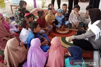 Dua srikandi TNI/Polri yang tergabung dalam Satgas Madago Raya tahap IV