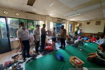 Polisi bantu warga korban kebakaran di Tambora Jabar
