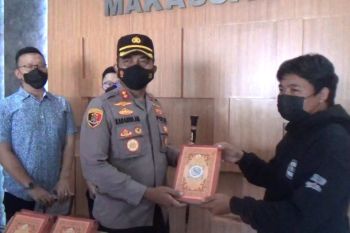 IJTI gandeng Polres Pelabuhan Makassar saluran 200 kitab Alquran