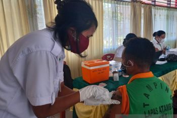 Warga binaan Lapas Atambua  terima vaksinasi dosis kedua
