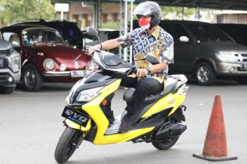 Ganjar Pranowo pamerkan motor listrik buatan PT HIT Kudus