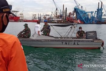 Tim SAR evakuasi seorang pekerja yang tenggelam di Perairan Batam