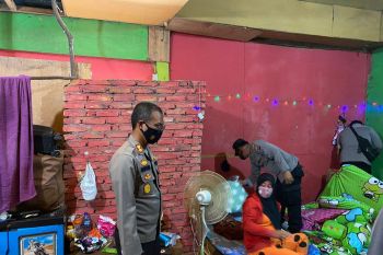 Polisi amankan miras-pemandu lagu kafe di Dharmasraya