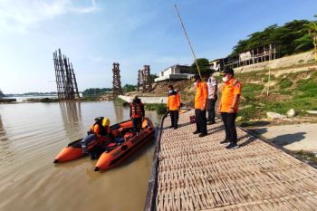 Tim BPBD lanjutkan pencarian korban hilang perahu terbalik di Bojonegoro