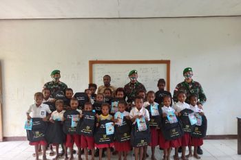 Satgas TNI Yonif 403 bagikan tas sekolah siswa SD di perbatasan RI-PNG