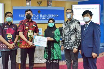 Unhas serahkan bantuan PCR fasilitas kesehatan kepada tiga provinsi