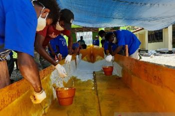 Freeport berikan pelatihan ketrampilan perbaikan motor tempel warga 8 kampung binaan
