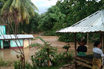 Banjir di Lombok Tengah warga mengungsi di masjid
